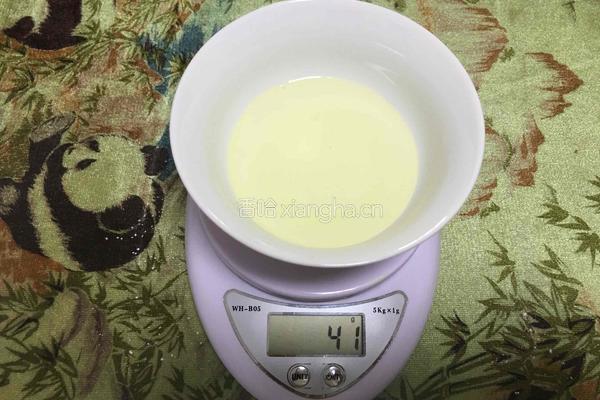 跟我学做戚风蛋糕8寸的做法图解3