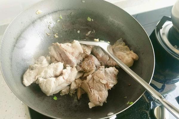 大骨头炖南瓜土豆的做法图解3