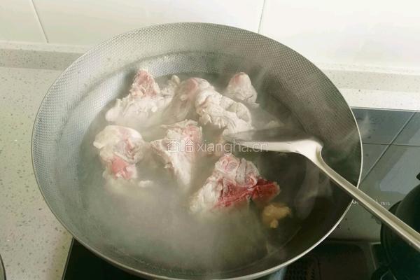 大骨头炖南瓜土豆的做法图解2