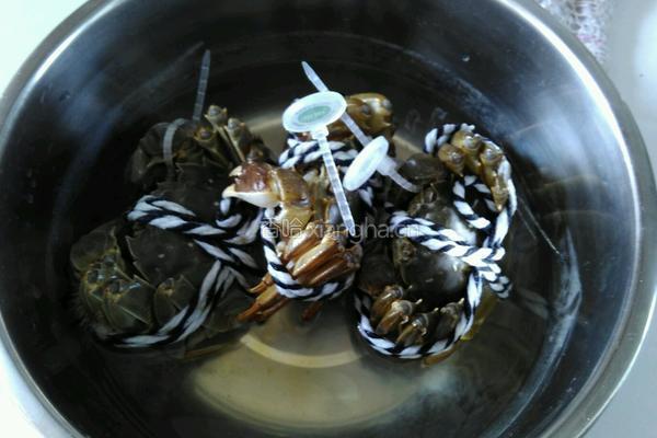 煮大闸蟹的做法图解1