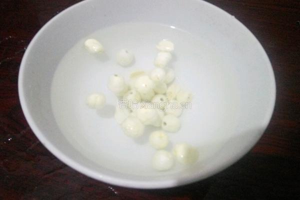 红枣冰糖银耳莲子羹的做法图解2