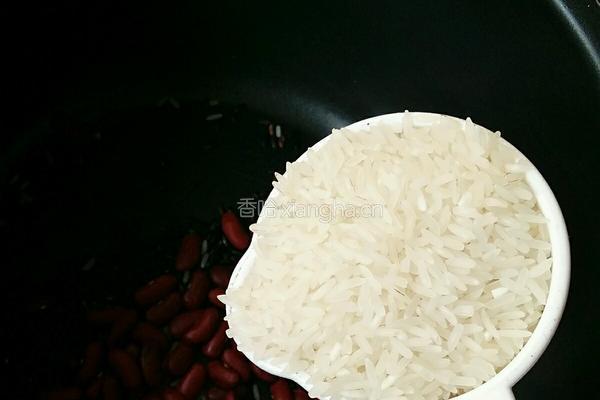 红豆黑米大米粥的做法图解3