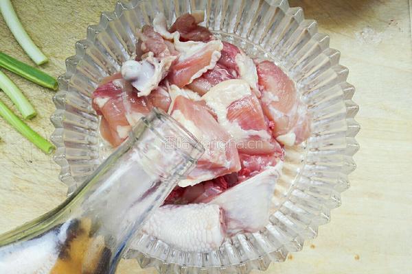 雪碧栗子鸡的做法图解3