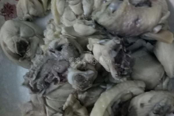 香菇炒鸡肉的做法图解1