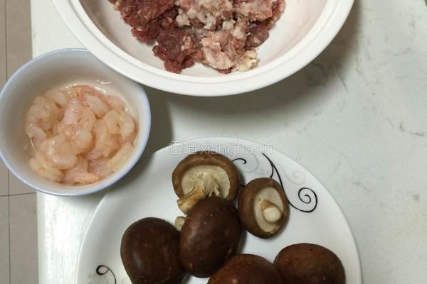 香菇猪肉虾仁饺子的做法图解1