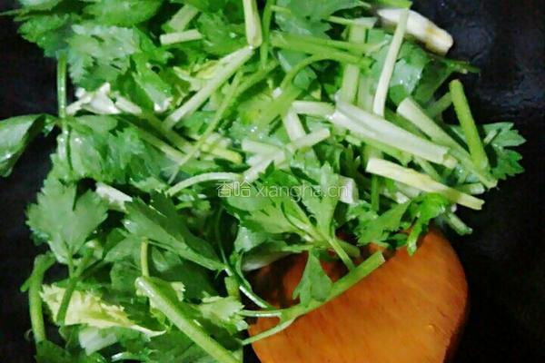 香芹炒鱿鱼的做法图解4
