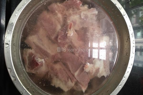 盐焗排骨的做法图解1