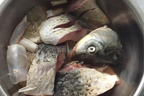 豆腐炖鱼的做法图解1