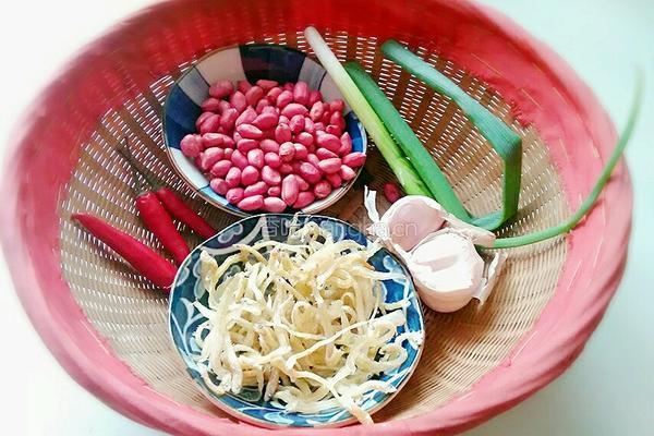 花生炒银鱼的做法图解1