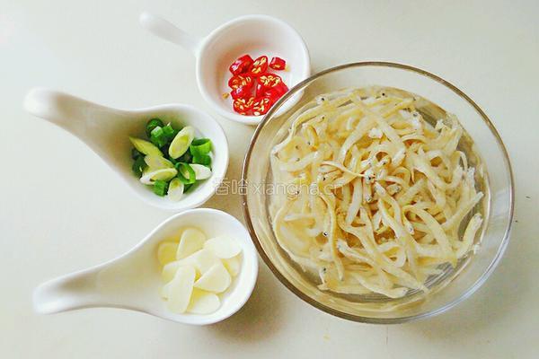 花生炒银鱼的做法图解2