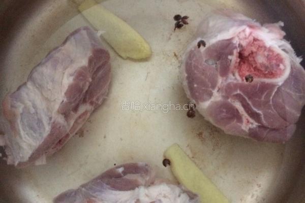 玉米萝卜棒骨汤的做法图解1