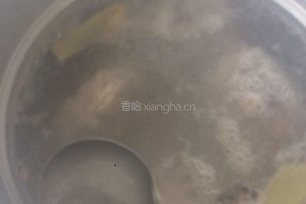 玉米萝卜棒骨汤的做法图解4