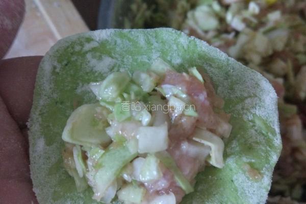 包菜肉绿饺子的做法图解9