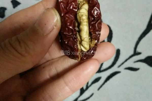 红枣夹核桃的做法图解3