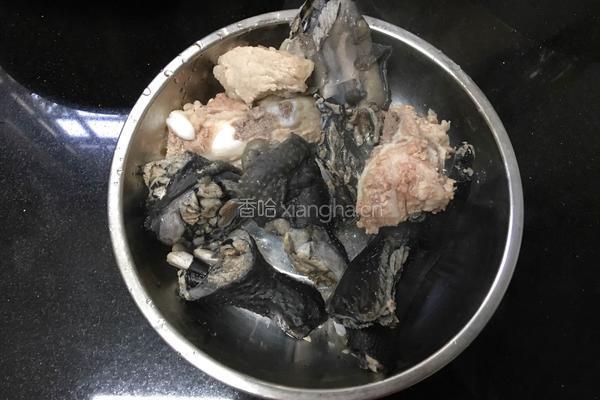 乌鸡椰子花胶汤的做法图解2