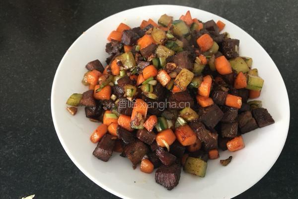 卤牛肉炒黄瓜胡萝卜的做法图解9