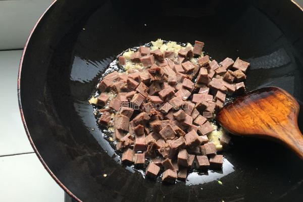 卤牛肉炒黄瓜胡萝卜的做法图解5