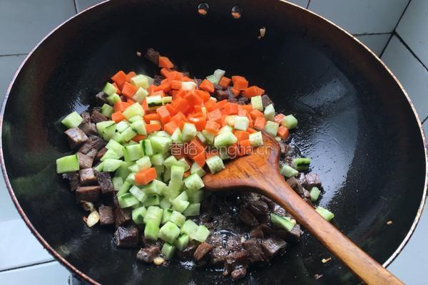卤牛肉炒黄瓜胡萝卜的做法图解7