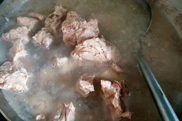 脊骨土豆海鲜锅的做法图解1