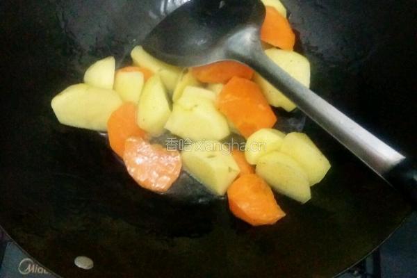 鸡腿炖土豆红萝卜的做法图解2