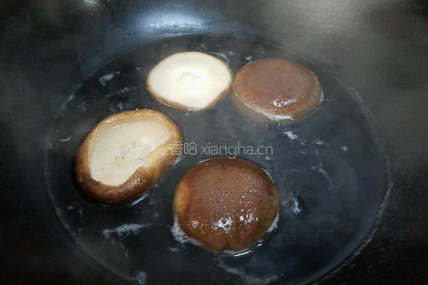 香菇炒白菜叶的做法图解3