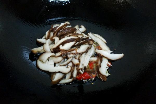 香菇炒白菜叶的做法图解7
