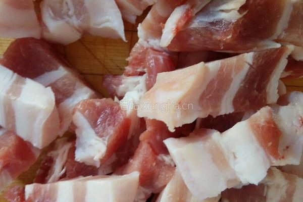 五花肉烧冻豆腐的做法图解3