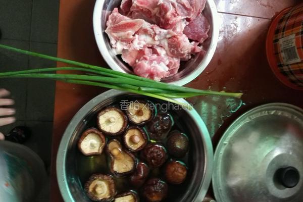 香菇蒸排骨的做法图解1