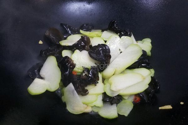 佛手瓜炒木耳的做法图解12