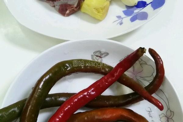 尖椒牛肉丁的做法图解1