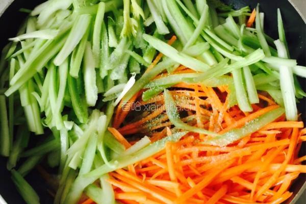 西芹炒胡萝卜丝的做法图解5