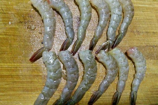 蒜蓉剁椒蒸虾的做法图解2