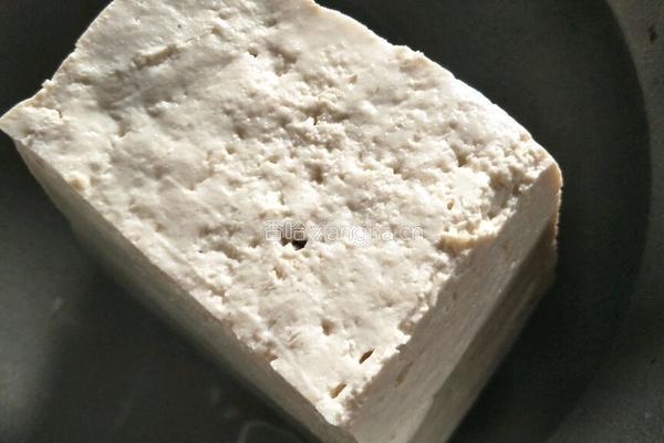 回锅肉煎豆腐的做法图解1