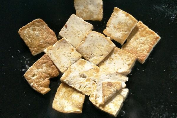 回锅肉煎豆腐的做法图解3