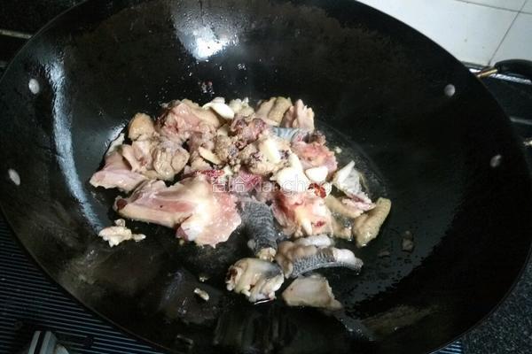 农家野生菌炖鸡的做法图解4
