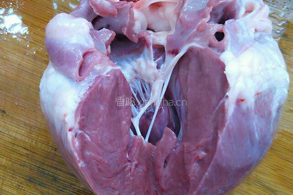 清炖猪心汤的做法图解1