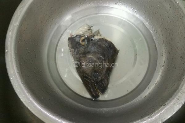 清蒸牙片鱼头的做法图解1