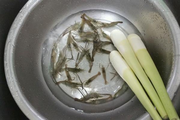 河虾炒茭白的做法图解1