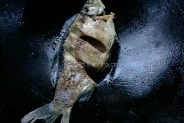 鲫鱼萝卜汤的做法图解2