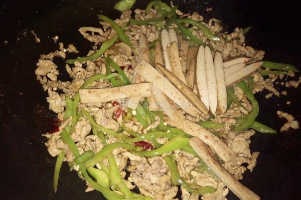 豆干青椒炒肉丝的做法图解5