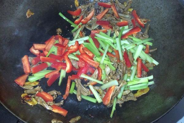 芹菜甜椒炒鸭心的做法图解4