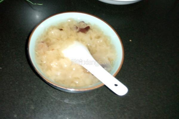 银耳红枣汤的做法图解1