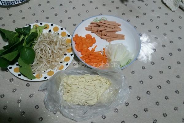 蔬菜炒面的做法图解1