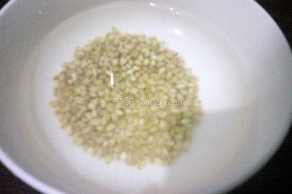 绿豆麦仁小米红薯粥的做法图解2