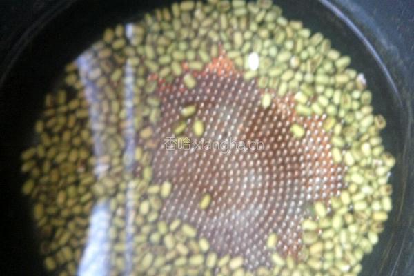 绿豆麦仁小米红薯粥的做法图解4