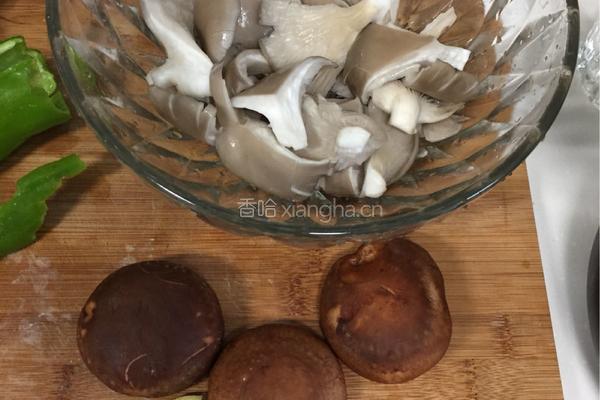 玉米豆腐菌汤的做法图解1