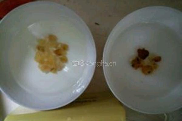桃胶皂角小米羹的做法图解1