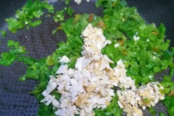 青椒炒咸蛋的做法图解8