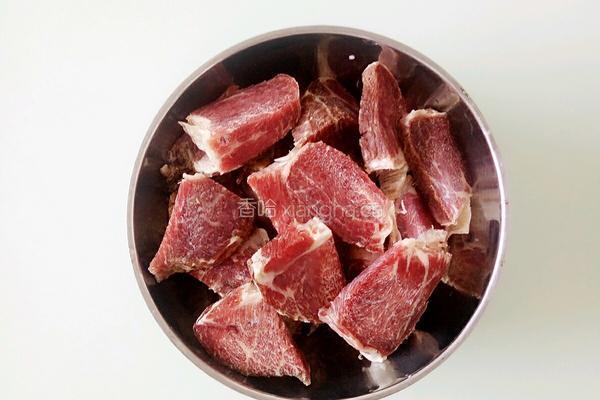 红烧牛肉炖土豆的做法图解1