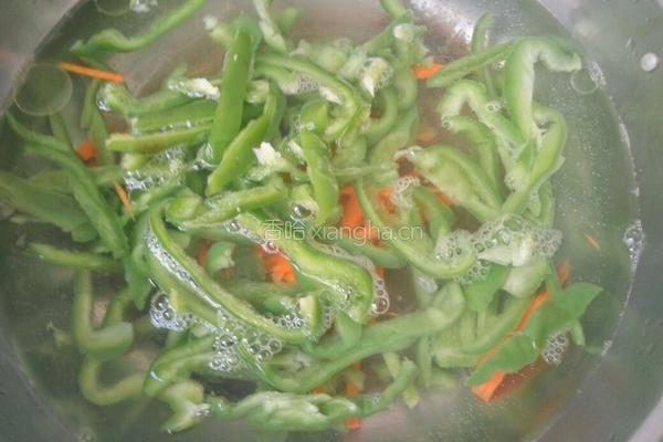 青椒胡萝卜炒肉丝的做法图解5